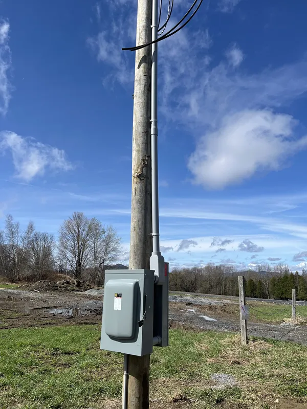 Boîte électrique sur poteau rural