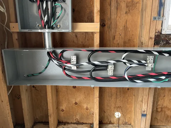Boîte de jonction avec fils électriques