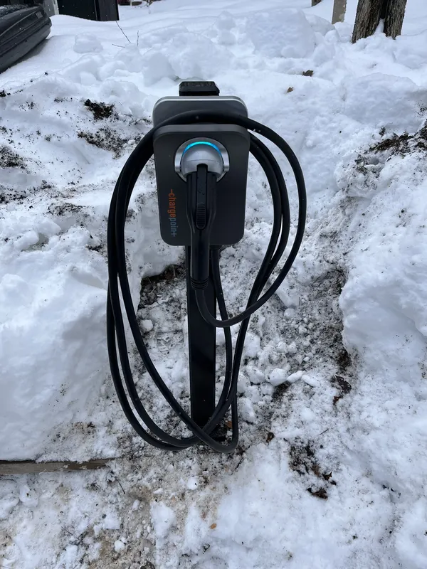 Borne de recharge électrique en hiver