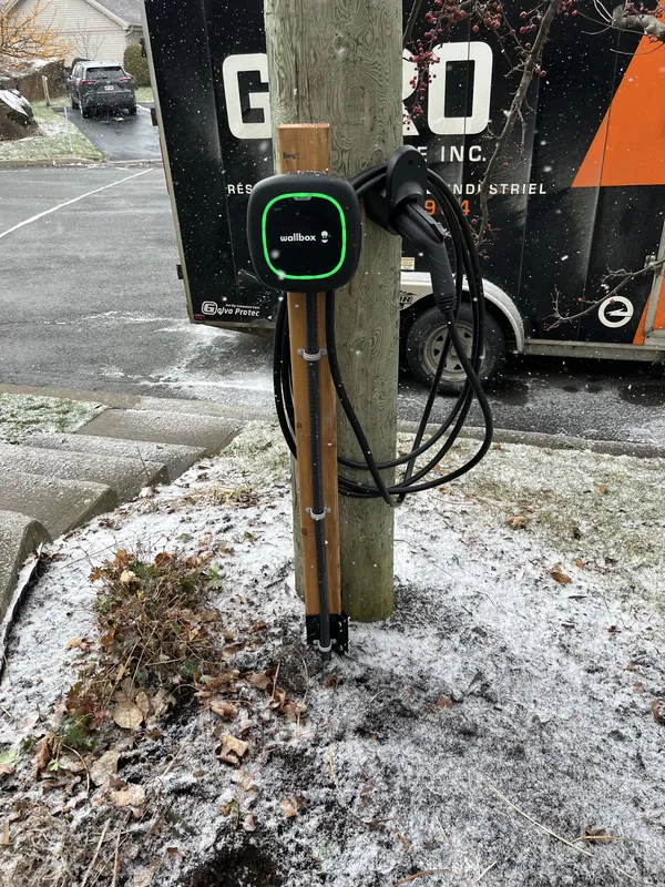 Borne de recharge et remorque dans la neige