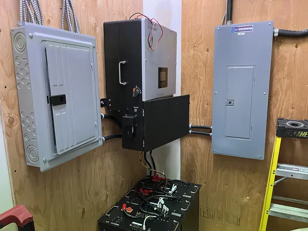 Panneaux solaires installés sur un mur