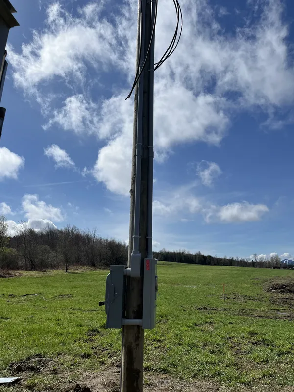 Poteau de distribution sous ciel bleu