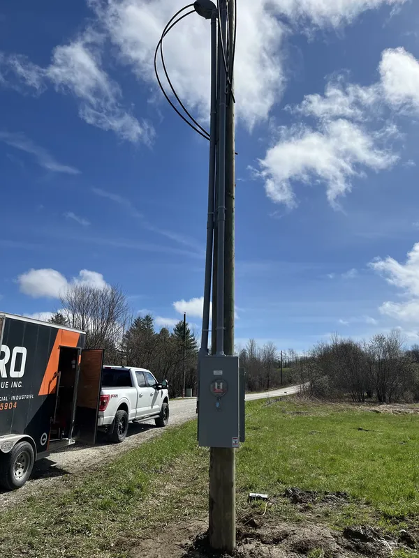 Poteau transformateur avec camion GARO Électrique